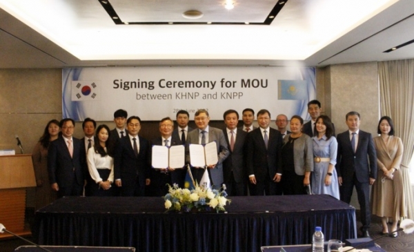 한국수력원자력이 롯데호텔에서 카자흐스탄 신규원전 발주사인 Kazakhstan Nuclear Power Limited Liability Partnership(KNPP)과 카자흐스탄 내 신규원전 도입을 위한 포괄적인 협력을 담은 MOU를 체결하고 있다. (사진=한수원)
