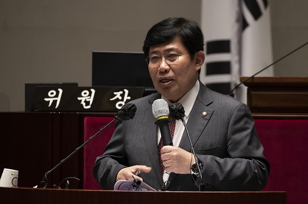 국민의힘 가상자산특위원장인 윤창현 의원이 지난 23일 오후 국회에서 열린 정책의원총회에서 가상자산과 관련된 강의를 하고 있다. (사진=연합뉴스)