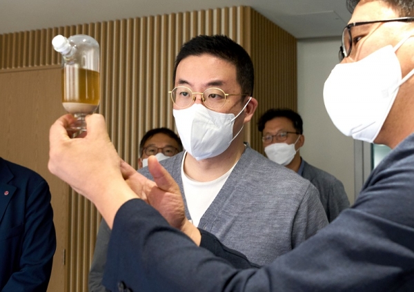 28일 서울 마곡 LG사이언스파크에서 구광모 ㈜LG 회장이 친환경 바이오 원료에 대해 설명을 듣고 있다. (사진=LG)