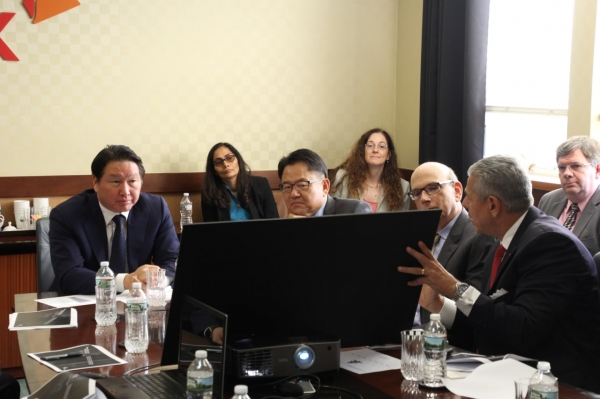 최태원 SK그룹 회장이 2017년 SK바이오팜 미국법인 SK라이프사이언스 방문해 조정우 SK바이오팜 대표 등 관계자들과 회의를 하고 있다. (사진=SK)