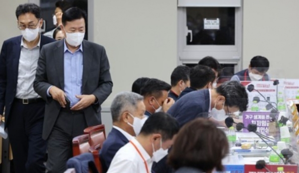 공익위원이 내년도 최저임금을 9천410∼9천860원을 제시한 29일 오후 세종시 정부세종청사 최저임금위원회 회의실에서 열린 제8차 전원회의가 휴정과 개의를 반복하고 있다. (사진=연합뉴스)