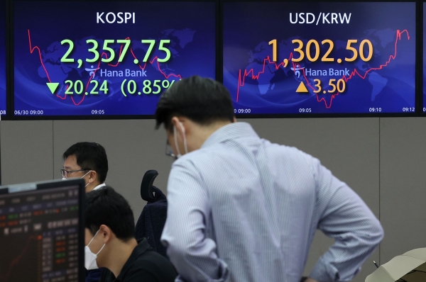 30일 오전 서울 중구 을지로 하나은행 본점 딜링룸 현황판에서 원·달러 환율이 표시되고 있다. (사진= 연합뉴스)