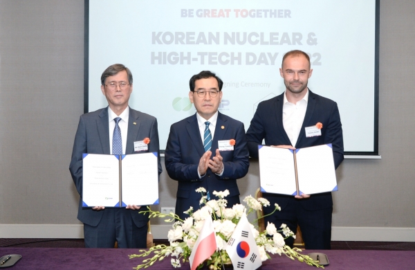 (왼쪽부터) 정재훈 한국수력원자력 사장, 이창양 산업통상자원부 장관, Tomasz Sielski BAKS COO가 30일(현지시간) 폴란드 바르샤바 쉐라톤호텔에서 MOU를 맺고 기념촬영을 하고 있다. (사진=한국수력원자력)
