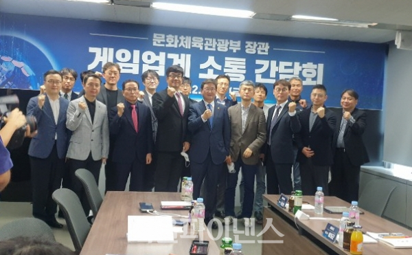 1일 서울 강남구 한국게임산업협회에서 열린 게임업계 소통 간담회에 참석한 박보균 문화체육관광부 장관과 게임계 관계자들이 기념 촬영을 하고 있다. 사진 왼쪽부터 윤상규 한국VR·AR콘텐츠진흥협회 회장, 안용균 엔씨소프트 전무, 황성익 한국모바일게임협회 회장, (뒤: 김창한 크래프톤 대표이사),  정석희 한국게임개발자협회 회장, 조계현 카카오게임즈 대표이사, 이정헌 넥슨코리아 대표이사, 강신철 한국게임산업협회 회장, 허진영 펄어비스 대표이사,  박보균 문화체육관광부 장관, 이용국 컴투스홀딩스 대표이사, 성준호 스마일게이트 대표이사, 배태근 네오위즈 대표이사, 도기욱 넷마블 대표이사, 장현국 위메이드 대표이사, 김상호 NHN 빅풋 대표이사,  김태영 웹젠 대표이사.  (사진=이호정 기자)