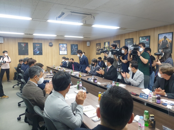 1일 박보균 문화체육관광부 장관과 게임업계와의 소통 간담회가 개최됐다. 인사하고 있는 김창한 크래프톤 대표이사. (사진=이호정 기자)