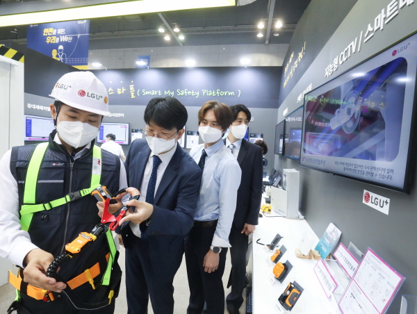 전시장에서 LG유플러스 스마트 안전장구를 소개하는 모습. (사진=LG유플러스)