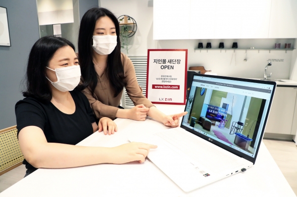 지인몰을 통해 인테리어 구매를 신청한 고객이 LX지인 인테리어 지인스퀘어 전시장을 방문해 상담을 받고 있는 모습.(사진=LX하우시스)