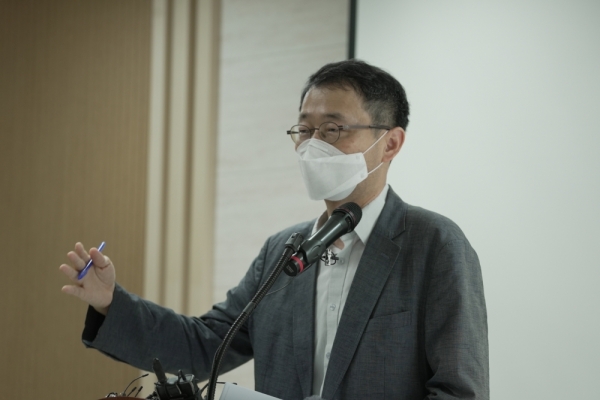 송옥렬 공정거래위원장 후보자가 기자들과 만나 질문에 답변을 하고 있다. (사진=공정거래위원회)