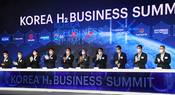 올해 9월 경기 고양 킨텍스에서 '2021수소모빌리티+쇼' 개막에 앞서 열린 'H2 비즈니스 서밋'에 참석한 주요기업 총수들이 사진촬영을 하고 있는 모습. (왼쪽부터) 허정석 일진홀딩스 부회장, 최윤범 고려아연 부사장, 이규호 코오롱그룹 부사장, 박정원 두산그룹 회장, 허세홍 GS그룹 사장, 신동빈 롯데그룹 회장, 최태원 SK그룹 회장, 정의선 현대차그룹 회장, 최정우 포스코그룹 회장, 김동관 한화그룹 사장, 정기선 현대중공업지주 부사장, 조현상 효성그룹 부회장,구동휘 E1 대표, 김상범 이수그룹 회장.