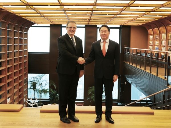 최태원 SK그룹 회장(오른쪽)이 지난 6일 서울 종로구 SK서린빌딩에서 마르셀로 에브라르드 멕시코 외교장관을 만나 악수하고 있다.(사진=SK)