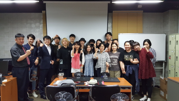 서울IT아카데미 웹툰과정 수료생들이 종강식 이후 포즈를 취하고 있다. (사진=서울IT아카데미)