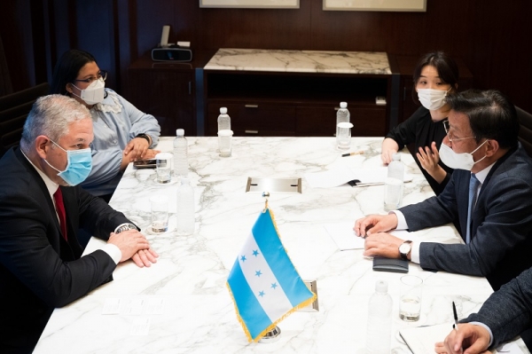 이재승 삼성전자 생활가전사업부장 사장(사진 오른쪽)은 6일 서울에서 엔리케 레이나 온두라스 외교부 장관(사진 왼쪽)을 만나 삼성전자의 주요 활동을 소개했다. (사진=삼성전자)