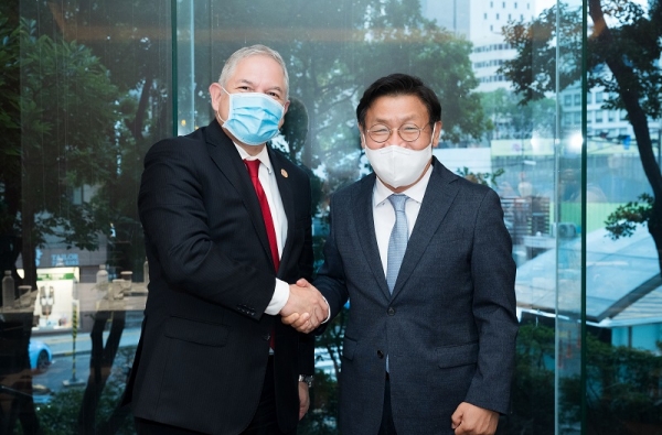 이재승 삼성전자 생활가전사업부장 사장(사진 오른쪽)은 6일 서울에서 엔리케 레이나 온두라스 외교부 장관(사진 왼쪽)을 만나 삼성전자의 주요 활동을 소개했다. (사진=삼성전자)