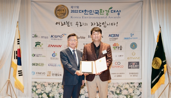 지난 6일 열린 2022 대한민국 환경대상 시상식에서 김성철 넷마블 정책담당 상무(오른쪽)와 이규용 대한민국환경대상위원회 위원장이 기념사진을 찍고 있다. (사진=넷마블)