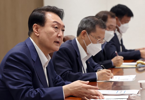 윤석열 대통령이 8일 오전 서울 용산 대통령실 청사에서 열린 제1차 비상경제민생회의를 주재하고 있다. (사진=연합뉴스)