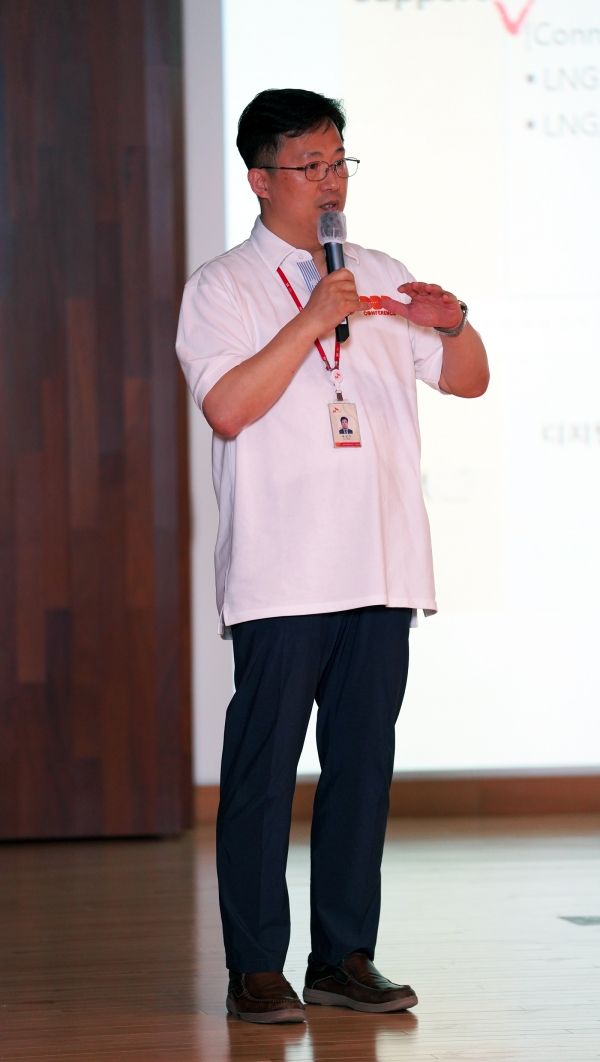 여성주 SK디스커버리 PL이 SK어드밴스드의 '수율 예측 시뮬레이터' 프로젝트를 설명하고 있다. (사진=SK디스커버리)