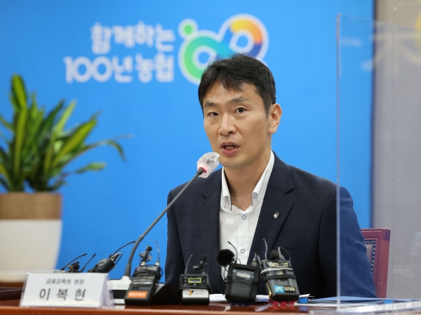 이복현 금융감독원장이 11일 오전 서울 서대문구 농협중앙회 본관에서 열린 중앙회 상호금융 대표 간담회에 참석해 인사말을 하고 있다. (사진= 연합뉴스)