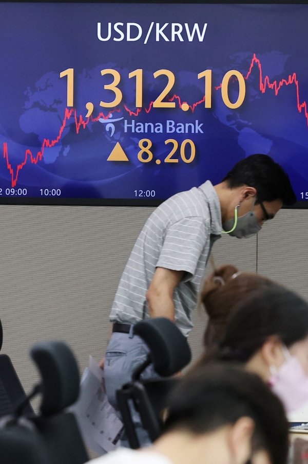 12일 오후 서울 중구 을지로 하나은행 본점 딜링룸 현황판에서 원·달러 환율이 표시되고 있다. (사진= 연합뉴스)