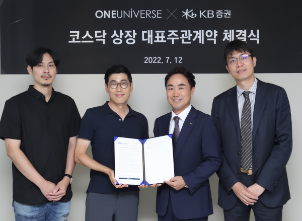 와이제이엠게임즈 관계사 원유니버스가 상장 대표 주관사로 KB증권을 선정했다고 13일 밝혔다. (왼쪽부터)고세준 원유니버스 대표, 민용재 원유니버스 대표, 심재송 KB증권 전무, 이상훈 KB증권 이사. (사진=와이제이엠게임즈)