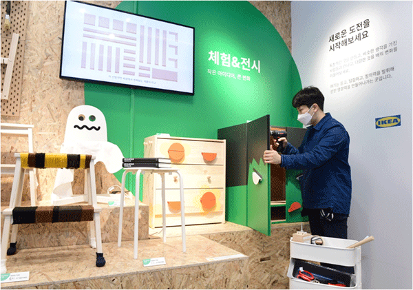 이케아코리아 임직원이 자원순환 허브에서 낡은 제품을 새 것처럼 고치고 있다. (사진=이케아코리아)