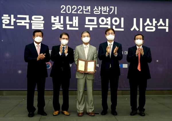 해긴은 지난 14일 서울 트레이드타워에서 열린 '한국을 빛낸 무역인' 행사에서 이영일 대표가 무역인 특별상을 수상했다고 15일 밝혔다. (사진=해긴)