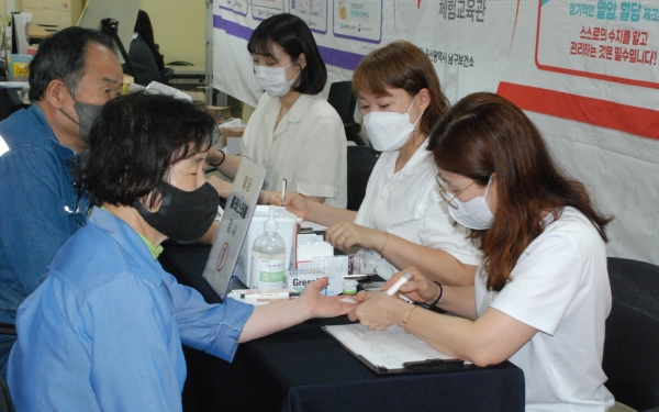 태광산업과 대한화섬이 울산 남구보건소와 손잡고 지난 6월부터 약 1100여명의 임직원을 대상으로 '건강한 사업장 꾸미기' 캠페인 행사를 진행했다. (사진=태광산업)