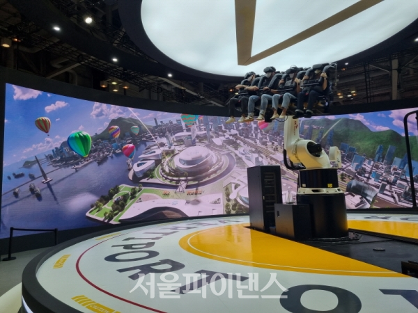 VR기기를 착용하고 로봇팔 시뮬레이터에 탑승해 UAM 기체를 체험하는 모습. (사진=이호정 기자)