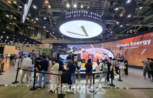 지난 15일 오후 SK텔레콤 전시관에서 UAM 기체 체험을 위해 기다리는 관람객들. (사진=이호정 기자)