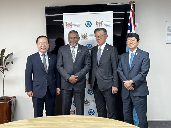 조대식 SK수펙스추구협의회 의장(왼쪽 세번째)이 박학규 삼성전자 사장(맨 왼쪽), 박영규 주피지 대사(맨 오른쪽) 등과 민관합동 특사단과 12일 피지 수도 수바에 있는 통상장관 집무실에서 파이야즈 시딕 코야(Faiyaz Siddiq Koya) 피지 통상장관(왼쪽 두번째)을 만나 부산엑스포 유치 지원을 요청한 후 기념 촬영을 하고 있다. (사진=SK그룹)