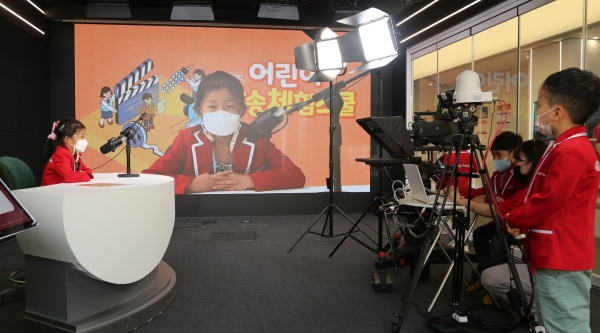 지난 15일 선보인 LG헬로비전 김해 오픈스튜디오 어린이방송체험스쿨 이주민 어린이 초청 행사. (사진=LG헬로비전)