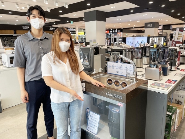 전자랜드 파워센터 용산본점에서 고객들이 음식물처리기를 살펴보고 있다. (사진=전자랜드)