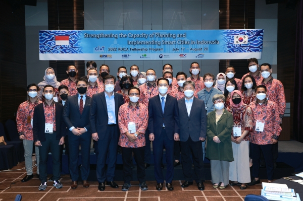 LH는 인도네시아 수도이전 사업 시행부처인 공공사업주택부의 공무원을 초청해 ‘스마트시티 기획 및 시행 전문가 과정’ 연수를 실시한다. 이에 연수 관계자들이 기념촬영을 하고 있다. (사진=LH)
