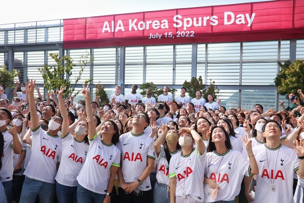 AIA생명 임직원들이 15일 본사 루프탑 가든에서 토트넘 선수들과 함께 기념 사진을 촬영했다. 왼쪽부터 하비 화이트(Harvey White) 선수, 말라치 파간월콧(Malachi Fagan-Walcott) 선수, 루카스 모우라(Lucas Moura) 선수, 데얀 클루셉스키(Dejan Kulusevski) 선수, 손흥민 선수, 네이슨 촹 AIA생명 대표이사, 황지예 AIA생명 마케팅본부장. (사진=AIA생명)