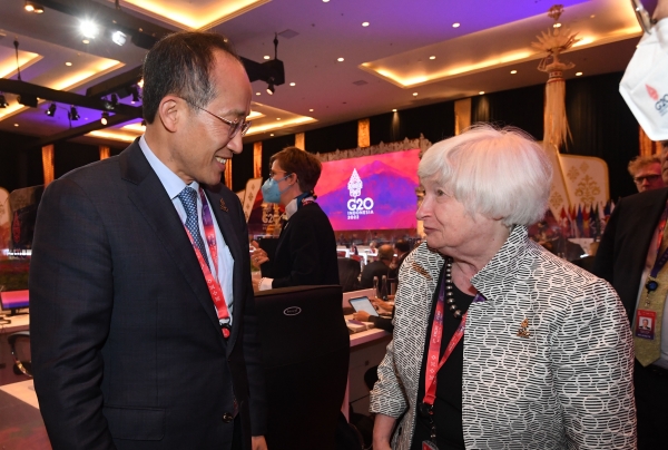 G20 재무장관·중앙은행총재회의 참석차 인도네시아 발리를 방문 중인 추경호 경제부총리 겸 기획재정부 장관이 지난 15일 발리 누사두아 컨벤션센터(BNDCC)에서 재닛 옐런 미국 재무장관과 환담을 하고 있다. (사진= 기획재정부)
