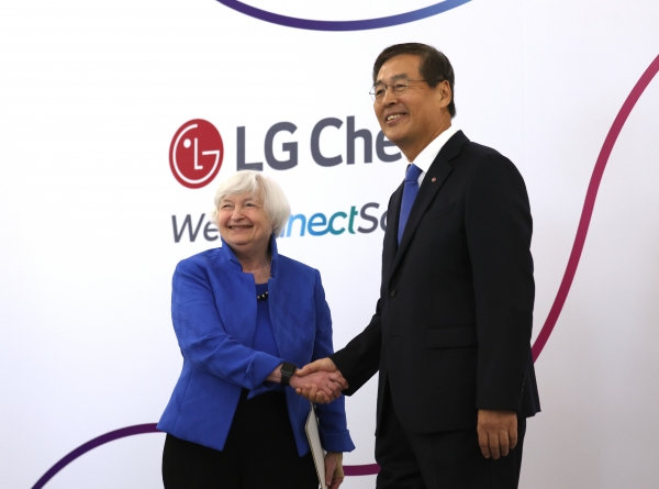 재닛 옐런 미 재무장관이 19일 오전 서울 강서구 마곡동 LG사이언스파크를 방문, 신학철 LG화학 부회장과 인사를 나누고 있다. (사진=연합뉴스)