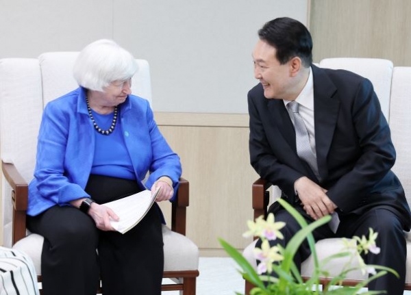 윤석열 대통령이 19일 오후 서울 용산 대통령실 청사에서 재닛 옐런 미국 재무장관과 만나 대화하고 있다. (사진 =연합뉴스)