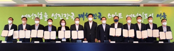 서울 중구 롯데호텔에서 개최된 '산업부-서울시 에너지 효율 혁신 협력비전 선포식'에서 정상혁 신한은행 경영기획그룹장(오른쪽 세 번째)과 관계자들이 기념촬영을 하고 있다. (사진=신한은행)