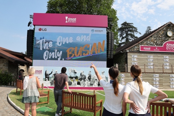 LG전자가 프랑스 에비앙리조트골프클럽에서 현지시간 21일부터 24일까지 열리는 LPGA 투어 아문디에비앙챔피언십에서 클럽하우스 옆 대형 전광판에 LG 시그니처 브랜드 영상과 함께 'The One and Only Busan'이라는 메시지가 담긴 부산세계박람회 유치 홍보영상을 상영한다. (사진=LG전자)