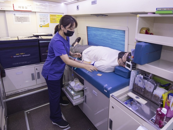 라이나생명 임직원이 20일 서울 종로구 라이나타워에 설치된 헌혈 버스에서 헌혈을 하고 있다. (사진=라이나생명)