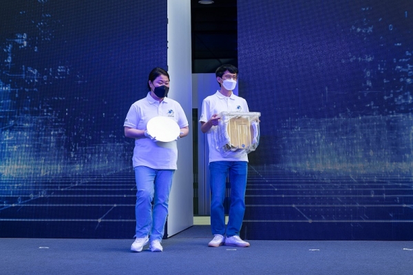 삼성전자가 오늘 경기도 화성캠퍼스 V1 라인 앞마당에서 차세대 트랜지스터 GAA 기술을 적용한 3나노 파운드리 제품 출하식을 열었다. (사진 왼쪽부터) 경계현 삼성전자 대표이사, 이창양 산업통상자원부 장관, 최시영 삼성전자 파운드리사업부 사장. (사진=삼성전자)