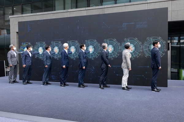 삼성전자가 오늘 경기도 화성캠퍼스 V1 라인 앞마당에서 차세대 트랜지스터 GAA 기술을 적용한 3나노 파운드리 제품 출하식을 열었다. (사진 왼쪽부터) 경계현 삼성전자 대표이사, 이창양 산업통상자원부 장관, 최시영 삼성전자 파운드리사업부 사장. (사진=삼성전자)