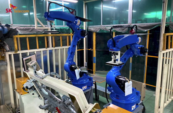 경북 영천에 위치한 화신 공장에서 SKT 웰딩 AI 솔루션을 통해 용접 품질 검사를 진행하고 있는 모습. (사진=SK텔레콤)