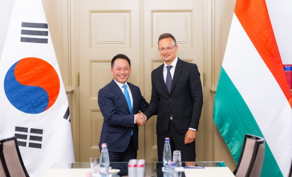 최윤호 삼성SDI 대표이사 사장(왼쪽)이 25일(현지시각) 헝가리 외교부 청사에서 페테르 씨야르토(Péter Szijjártó) 외교부 장관을 만나 삼성SDI의 혁신기술 사례와 삼성의 헝가리 경제성장 기여도 등을 설명하고 '2030 부산세계박람회' 유치에 대한 지지를 당부하고 있다. (사진=삼성SDI)