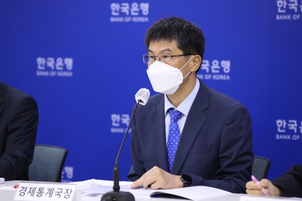 황상필 한국은행 경제통계국장이 26일 오전 서울 중구 한국은행에서 2022년 2분기 실질 국내총생산(속보)의 주요 특징을 설명하고 있다. (사진= 한국은행)