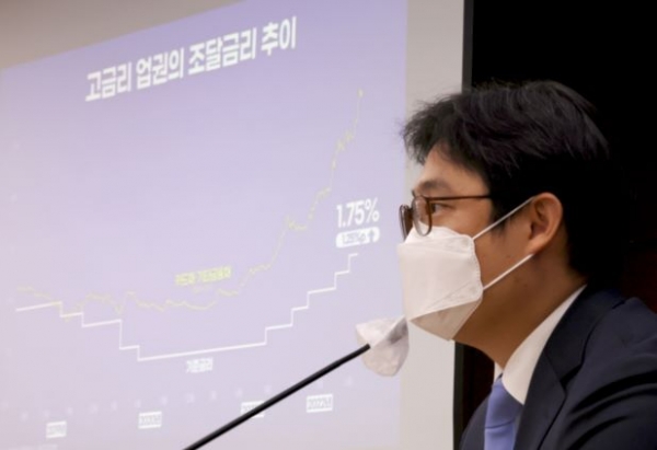 김미루 한국개발연구원(KDI) 거시·금융정책연구부 연구위원이 26일 정부세종청사 제1공용브리핑실에서 금리 인상기에 취약계층을 포용하기 위한 법정최고금리 운용 방안에 대해 브리핑 하고 있다. (사진= 연합뉴스)