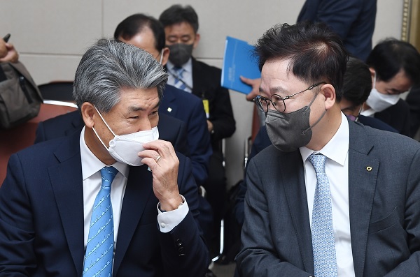 강석훈 산업은행 회장(오른쪽)과 윤종원 IBK기업은행장이 28일 국회 정무위원회 전체회의에 참석해 대화를 나누고 있다. (사진=연합뉴스)
