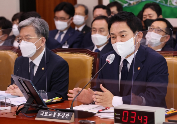 원희룡 국토교통부 장관이 1일 국회에서 열린 국토교통위원회 전체회의에서 의원 질의에 답변하고 있다. (사진=연합뉴스)