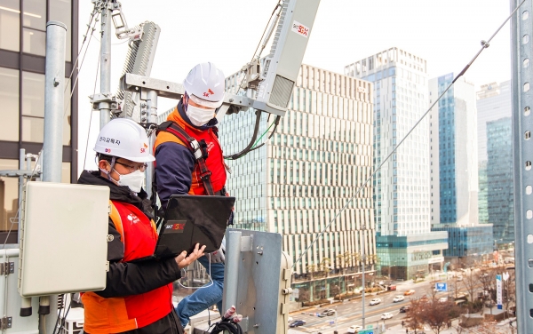SK텔레콤의 직원들이 싱글랜 기술을 테스트 하는 모습. (사진=SK텔레콤)