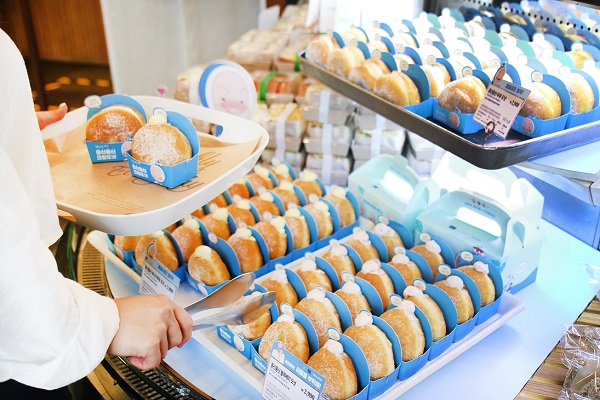 뚜레쥬르 매장에서 한 고객이 퐁신퐁신 크림 도넛을 구매하고 있다. (사진=CJ푸드빌)