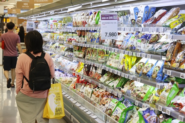 서울의 한 대형마트에서 이용객이 물건을 둘러보고 있다. (사진=연합뉴스)